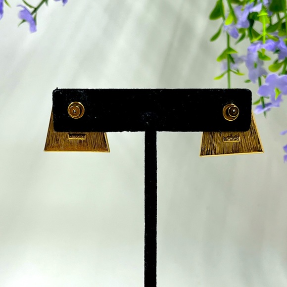 Evoke Signed Vintage Geometric Design Stud Earrings - Picture 3 of 7